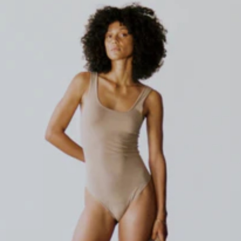 CHRISTY BODYSUIT(Regen Silk Noil Jersey)Tea
